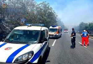Auto prende fuoco sulla via Pontina, la polizia locale mette al sicuro il conducente