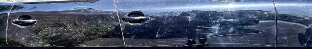 "Troppo grande per il centro urbano", danneggiatore seriale riga le auto con le chiavi