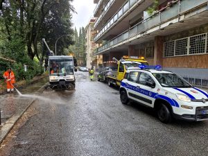 Avvisi e multe non bastano. I residenti di Roma Nord non spostano le auto per far pulire le strade