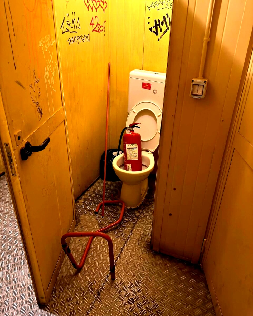 Bagni distrutti e un tentativo di furto. Notte di paura a Forte Antenne