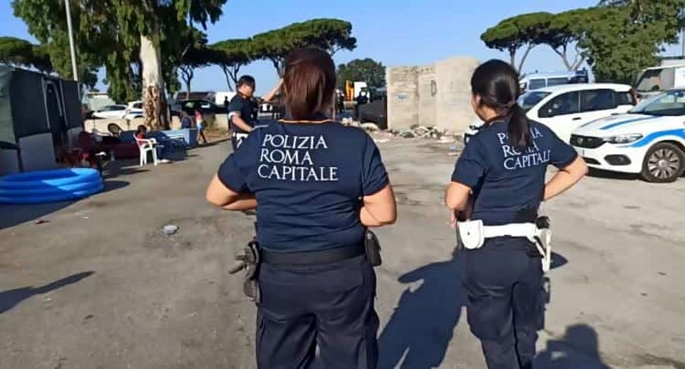 Abbandonato davanti al campo rom con un frammento di bottiglia infilato nella gola