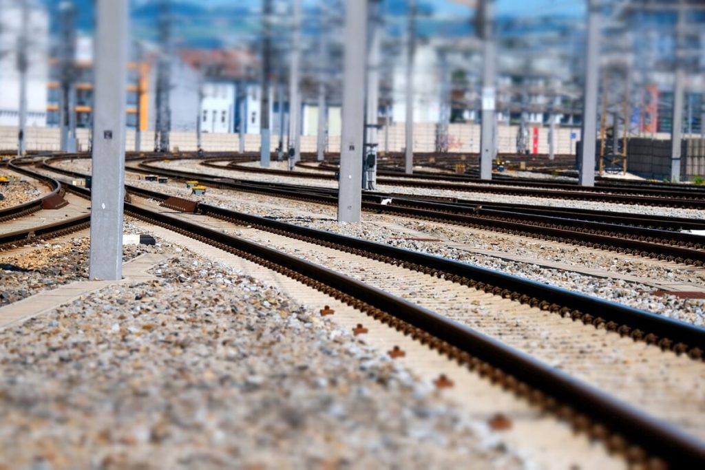 Una persona è morta investita da un treno. Stop ai convogli della Fl2