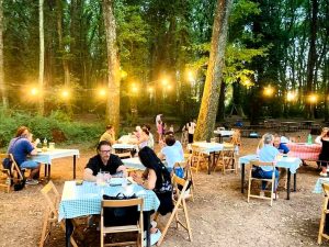 Grigliata by night e teatro immerso nella natura, il Bosco di Paliano apre al tramonto
