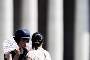 Caldo a Roma, domina l'anticiclone africano: giornate da bollino arancione. C'è l'allerta