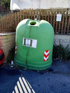 Villa Verde, dopo i lavori la campana dell'Ama rimane sotto al condominio, protestano i residenti