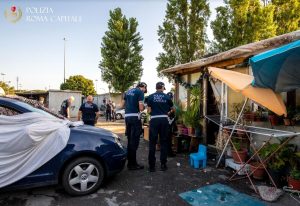 Gli rubano la bici mentre visita un paziente, polizia locale ritrova il mezzo nel campo di via Salviati