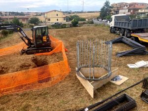 Monte del Marmo, tensioni al cantiere dell'antenna 5G. Auto in opposizione ai mezzi e scontri verbali con gli operai