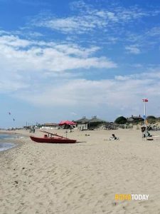 "Dobbiamo chiudere i lettini" e il bagnante lo accoltella. Ferito bagnino di Capocotta