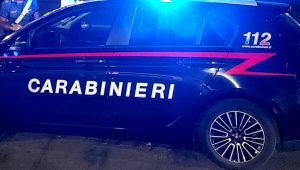 Prende a bottigliate il figlio e lo manda in ospedale