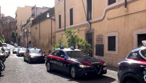 "Ti do una sediata. Ti rompo le caviglie" e poi le botte. Le intercettazioni choc nel centro degli "orrori" della Croce Rossa