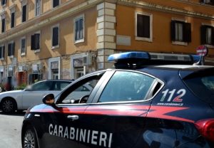 Esquilino, rompe finestrini delle auto parcheggiato: fermato con la mano sanguinante in strada