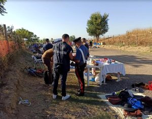 Blitz al mercatino abusivo, venduti pc rubati. Identificate 63 persone