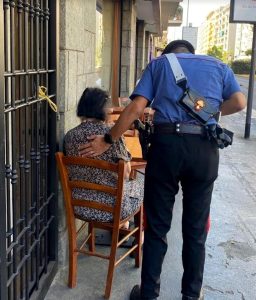 Picchia l'anziana madre, voleva i soldi per comprare la droga