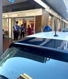 Dimentica di prendere i soldi al bancomat, donna trova il denaro e lo porta ai carabinieri