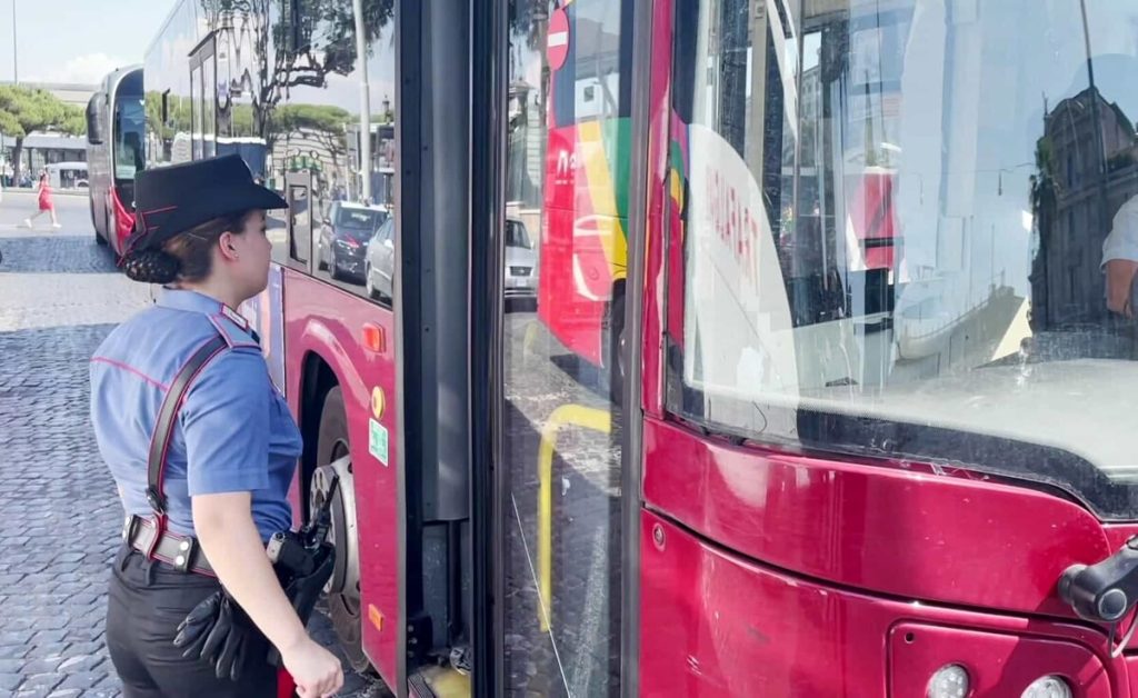 Roma, poliziotto va a lavoro e ferma due borseggiatori sul bus: arrestati