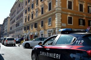 Esquilino, rubano vestiti e prodotti cosmetici: presi dopo inseguimento