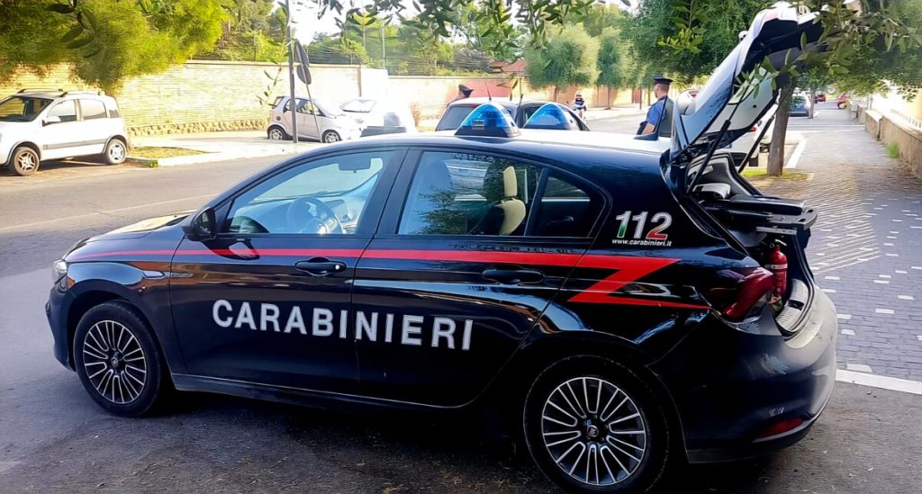 Incidente sul litorale, travolto da pirata della strada: scooterista in pericolo di vita