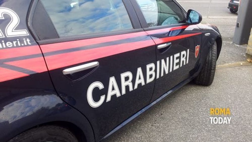 Maltratta e tenta di rapinare il padre per comprarsi la droga