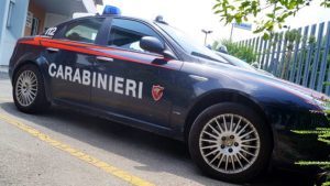 Minaccia il padre e prende a calci l'auto dei carabinieri. In tasca una forbice e un taglierino