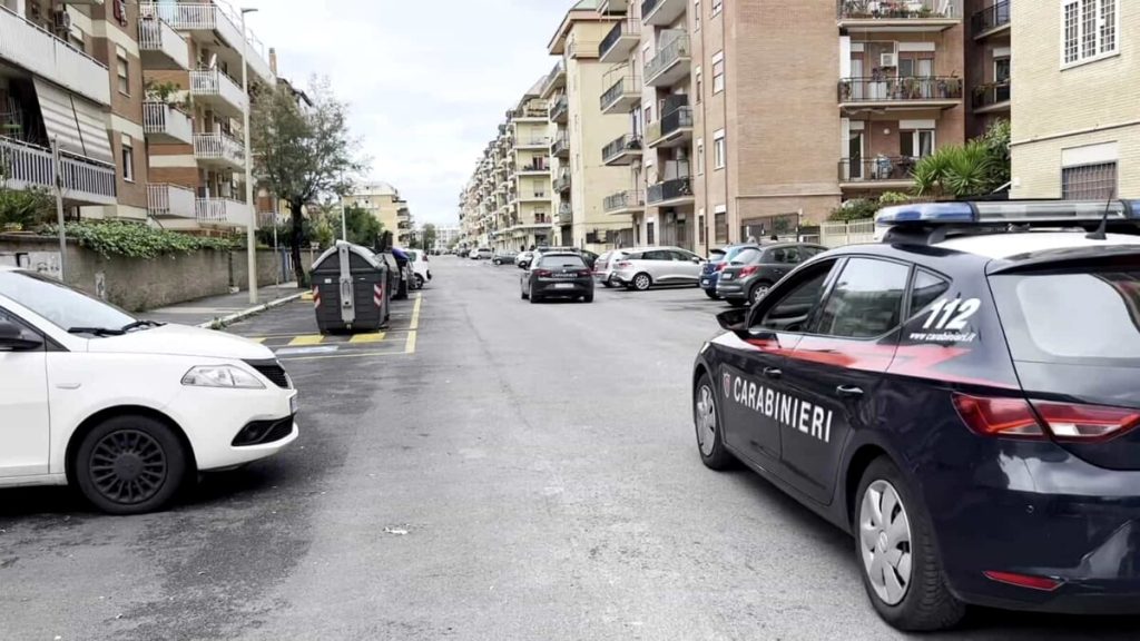 Ostia, lite nella piazza di spaccio finisce nel sangue: accoltellata una donna