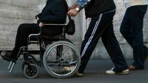 "Mia madre, disabile grave, da mesi è senza carrozzina": la denuncia di una residente