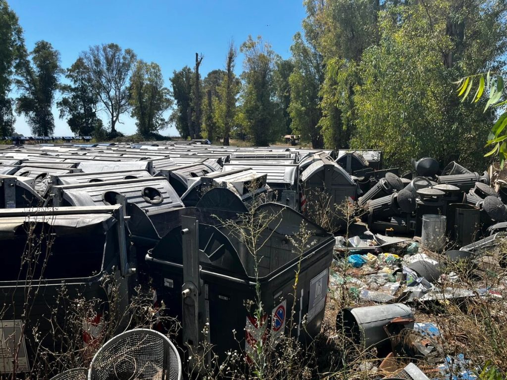 Incustodito e accessibile a tutti. Vi porto nel "cimitero" dei cassonetti di Ama, bomba ecologica a cielo aperto