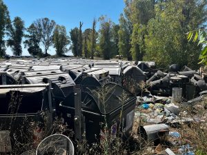 Incustodito e accessibile a tutti. Vi porto nel "cimitero" dei cassonetti di Ama, bomba ecologica a cielo aperto