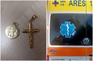 Rapina turista e si difende: "È la catenina di mio nonno" e tenta di ingoiarla per evitare l'arresto