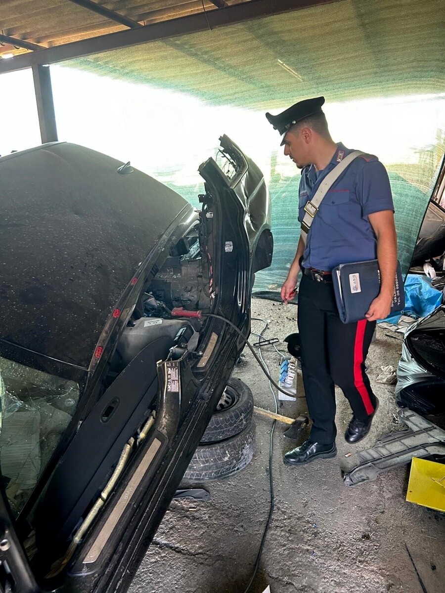 La centrale dove venivano smontate le auto rubate a Roma