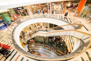 Rapina con sparatoria al centro commerciale Roma est