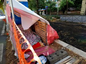 La "ciclabile dei fuori sede" bloccata per motivi di sicurezza. E nel cantiere c'è anche un bivacco