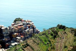 Cinque Terre: 5 itinerari trekking e una bellissima ciclabile per vivere tutta la magia dei borghi liguri sospesi tra terra e mare