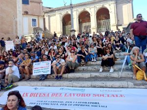 Le coop sociali protestano (ancora) in Comune mentre la Regione stanzia fondi per le tariffe