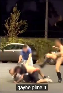 Coppia gay pestata e presa a cintate dal branco, la denuncia del Gay Center in un video