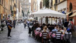 Allargamento senza fine di dehors e tavolini, gli uffici di Roma rischiano di andare in tilt