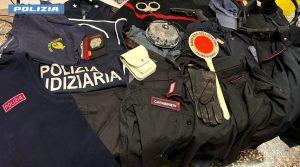 Divise contraffatte e un tesserino dei carabinieri con la propria foto, in casa pistola e munizioni