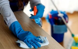 La domestica che "ripuliva" casa, ruba la carta di credito e spende 5000 euro