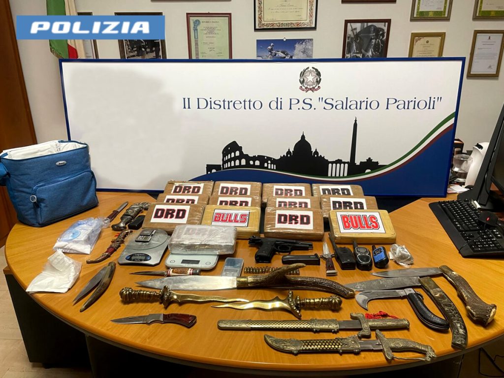 Riforniva di droga le piazze della movida romana, in casa una santabarbara