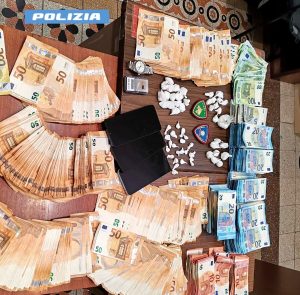 Sequestrati 130mila euro in contanti al pusher ai domiciliari: in casa nascondeva anche dosi di cocaina