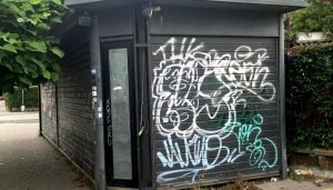 C’è un’edicola abbandonata da anni: “Facciamone un polo civico”