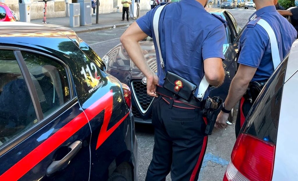 Rapinatore lancia lattine contro i clienti del bar per guadagnarsi la fuga