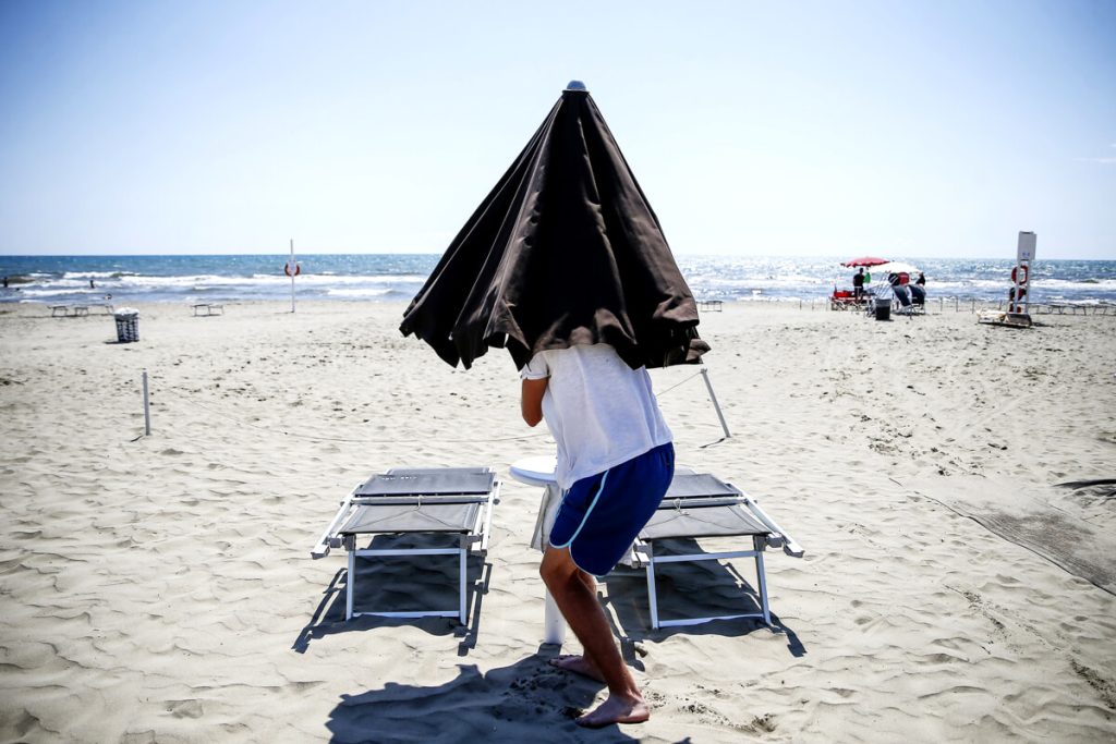 Contratti da fame e orari massacranti. La fuga dei lavoratori dalle spiagge di Roma