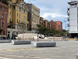 Transennata la fontana inaugurata nel 2022. Da oltre un anno è all’asciutto