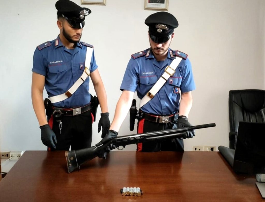 Minaccia la moglie di morte, in casa un fucile semiautomatico rubato