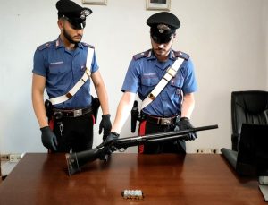 Minaccia la moglie di morte, in casa un fucile semiautomatico rubato
