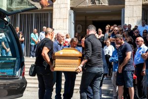Femminicidio Manuela Petrangeli, oggi i funerali. Gremita la chiesa per l'ultimo saluto