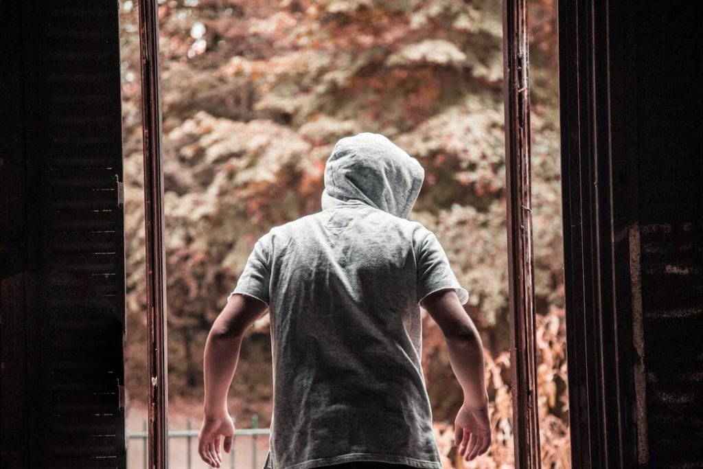 Il rapinatore entra dalla porta finestra, ma in casa c'è il proprietario