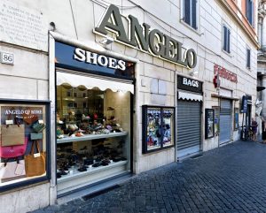 Maxi furto da Angelo a Fontana di Trevi: rubati scarpe, Rolex e contanti