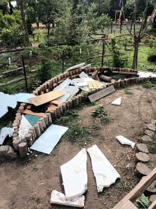 Vandalizzato il Giardino delle Farfalle nel parco degli Acquedotti. Retake: "Servono più controlli"