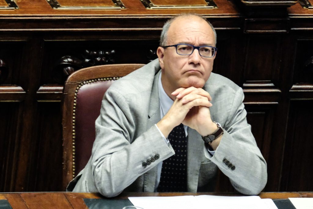 Saluti romani nel liceo, Valditara: "Il prof accusato di razzismo è un ex dirigente del Pd". Scoppia la polemica